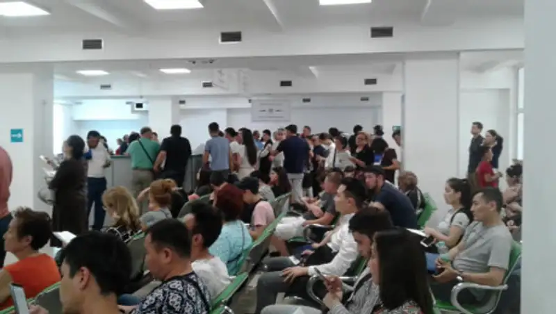 Жумагалиев поручил избавиться от очередей в ЦОНах