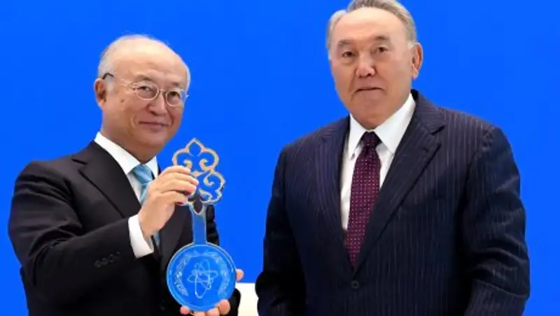 Н.Назарбаев передал Гендиректору МАГАТЭ символические ключи от Банка низкообогащенного урана