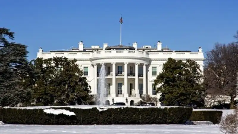Белый дом не стал комментировать сохранение санкций против России