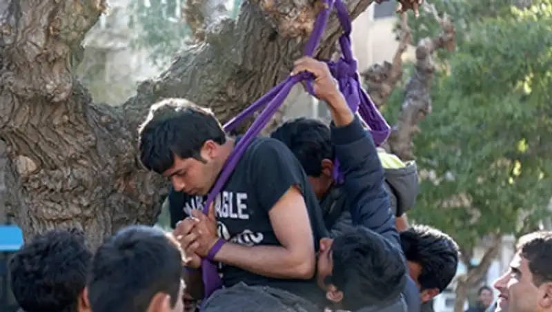 Два мигранта попытались повеситься на площади в Афинах