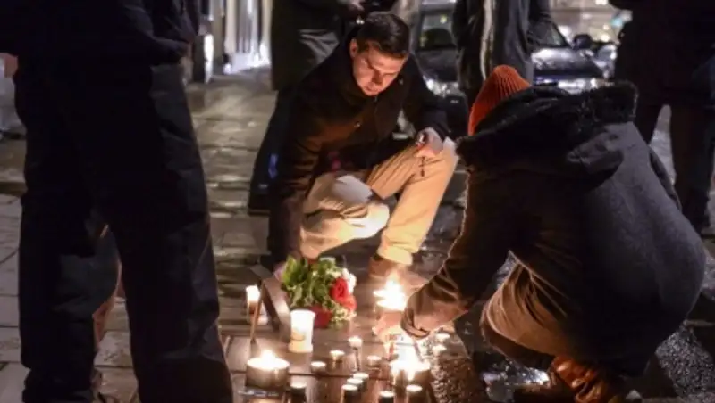 Обама посетил место теракта в Париже, чтобы почтить память погибших