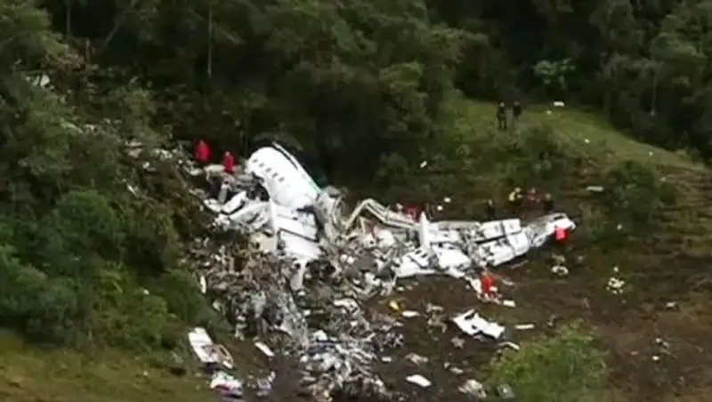 Самолет с футболистами "Шапекоэнсе" разбился из-за нехватки топлива