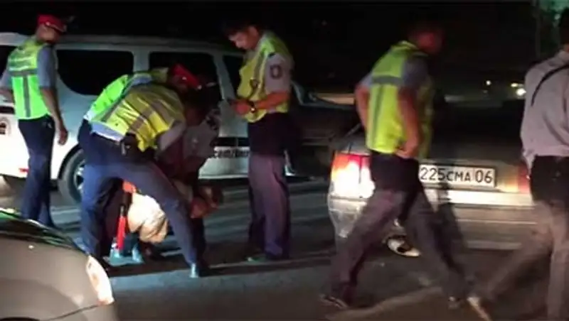 Пьяный водитель, "уходя" от преследования полицейских, совершил двойное ДТП в Атырау