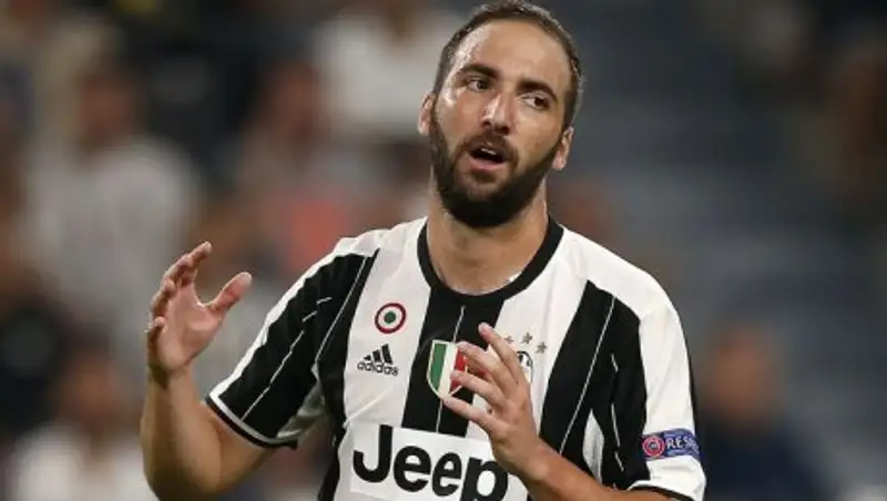 Игрок «Ювентуса» показал средний палец фанатам «Барселоны»