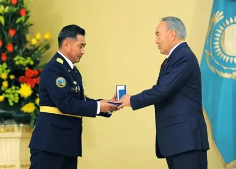 Президент Казахстана вручил генеральские погоны представителям Минобороны, КНБ, МЧС и СОП (фото) Президент Казахстана вручил генеральские погоны представителям Минобороны, КНБ, МЧС и СОП (фото), фото - Новости Zakon.kz от 07.05.2012 17:46