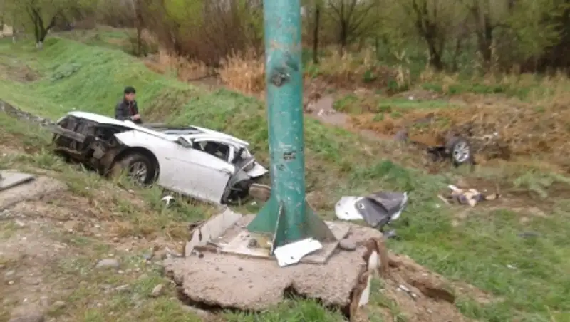 В Шымкенте машину разорвало пополам о столб