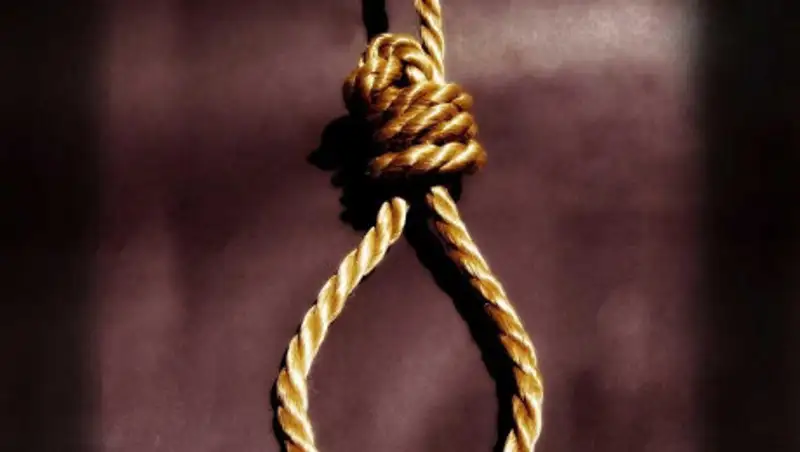 Мужчина повесился на детской площадке в Алматы