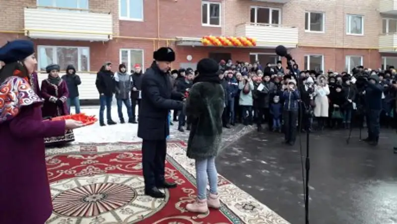 В квартирах, ключи от которых торжественно вручил аким, невозможно жить