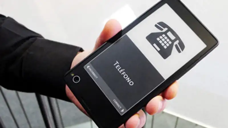 Названа дата международной премьеры российского телефона с двумя экранами