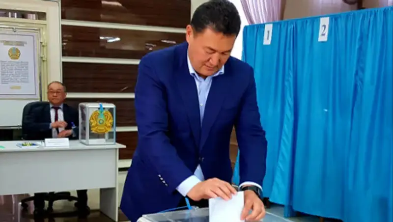 Аким Павлодарской области одним из первых проголосовал на своём избирательном участке