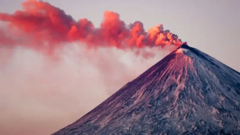 На юго-западе Японии извергается вулкан Асо 