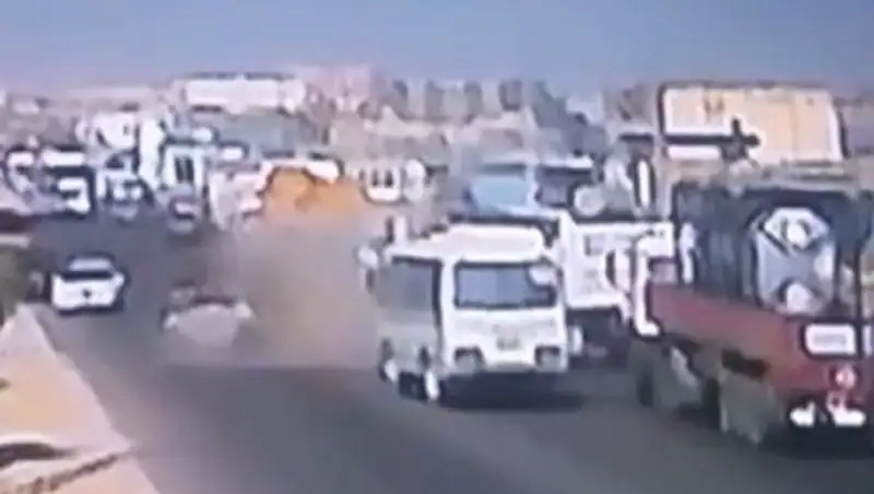 В Мангыстау грузовик перевернулся перед пассажирским автобусом