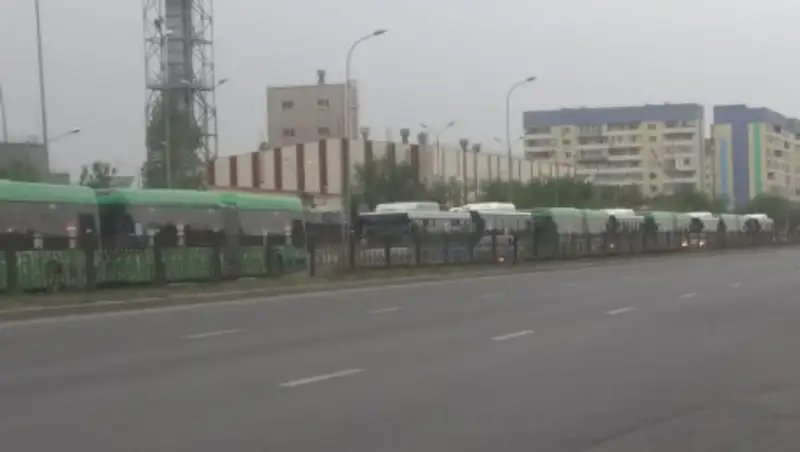 Массовое скопление пассажирских автобусов у АЗС Алматы прокомментировали в акимате