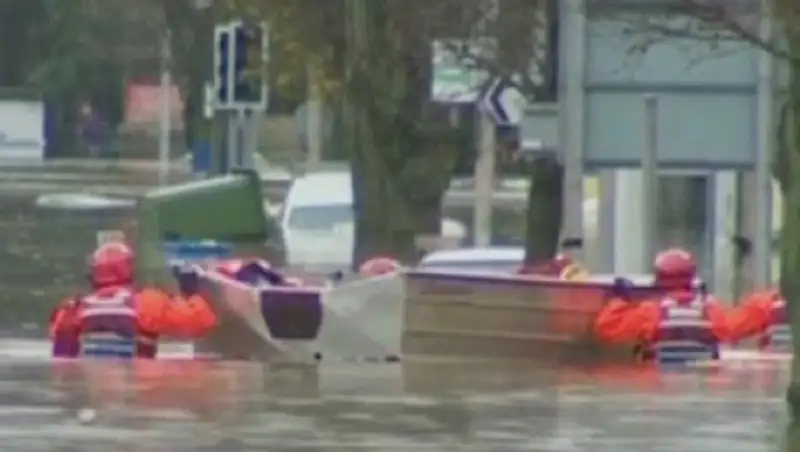 Тысячи британцев оставляют свои дома из-за свирепого «Десмонда»  