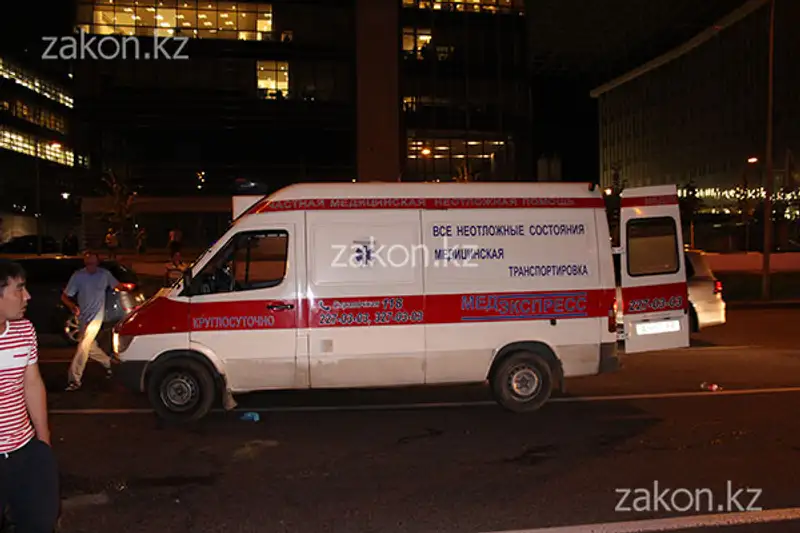 Два Мерседеса не подлежат восстановлению после столкновения на аль-Фараби-Сейфуллина в Алматы (фото), фото - Новости Zakon.kz от 11.07.2013 18:22