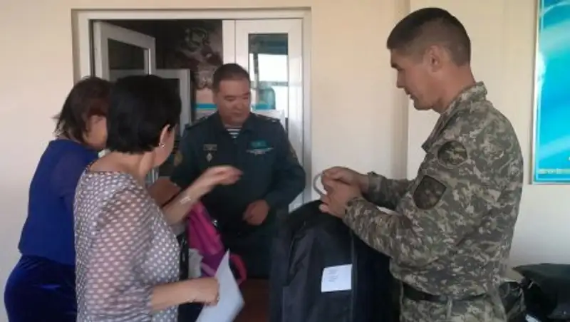 Алматинские военнослужащие подготовили к школе детей из малообеспеченных и неполных семей
