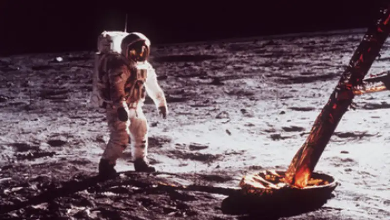 США пообещали оставить астронавтов на Луне