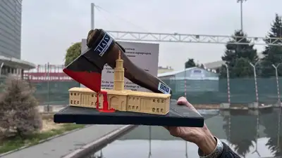 Активисты подарили руководству аэропорта топор , фото - Новости Zakon.kz от 04.11.2022 17:44