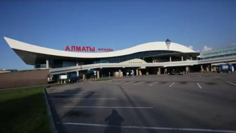 Скандал в аэропорту Алматы: уволенные сотрудники требуют справедливости