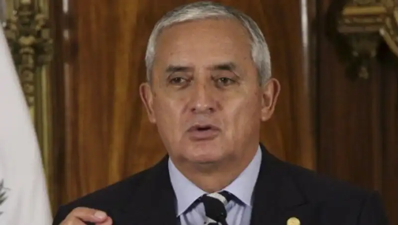 Приостановлено расследование в отношении президента Гватемалы