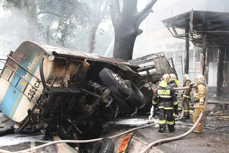 Поняв, что водителю бензовоза уже ничем не помочь, сотрудники ДЧС принялись эвакуировать жильцов горевшего дома (фото), фото - Новости Zakon.kz от 28.06.2013 15:58