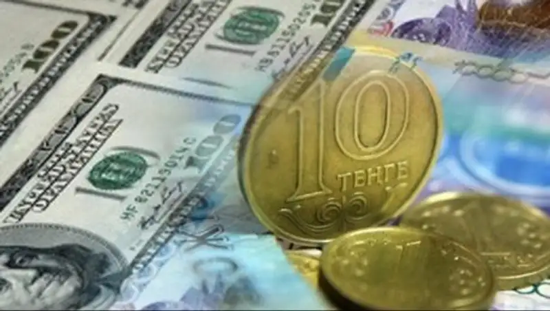 Доллар слегка понизился на утренних торгах