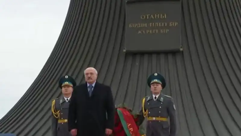 Лукашенко в Нур-Султане возложил цветы к монументу "Отан қорғаушылар"