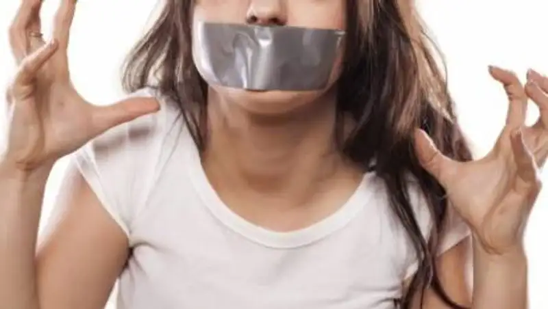 Это было похоже на хаос - пассажирке заклеили рот и руки на борту самолета