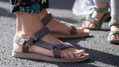 опасная летняя обувь для вождения, фото - Новости Zakon.kz от 12.06.2022 08:48