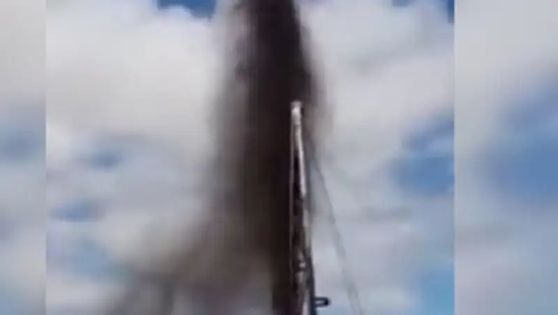 Жители Мангистау сняли на видео нефтяной фонтан