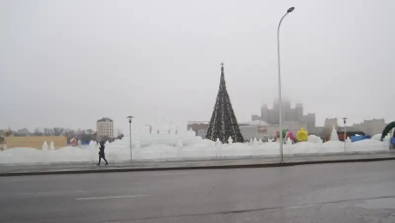 Столичный ледяной городок рискует превратиться в лужу