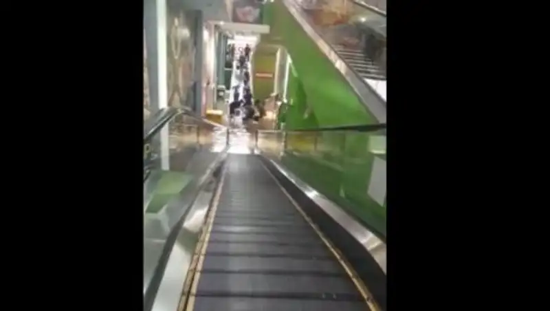 В Уральске сильный ливень затопил ТРЦ