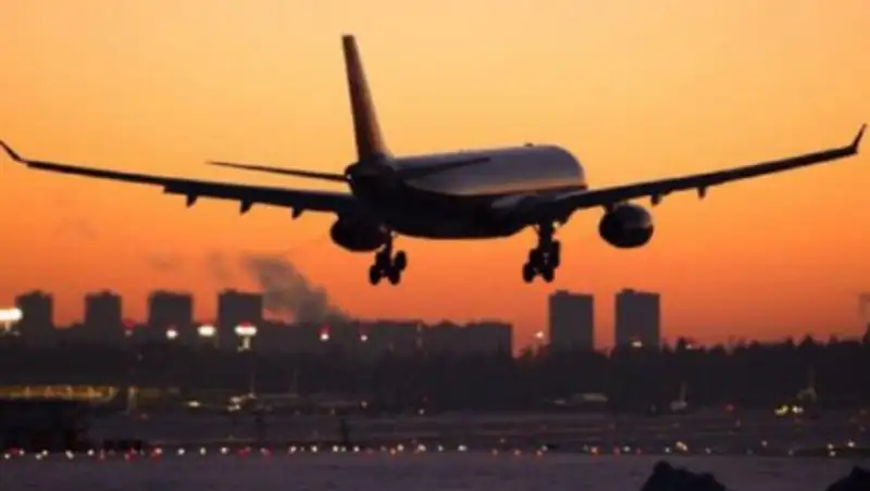 С авиарейса "Нур-Султан-Алматы" сняли гражданина КНР в нетрезвом состоянии