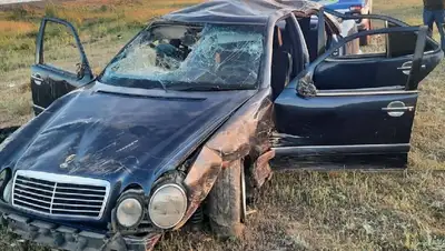 Машина опрокинулась в кювет в Павлодарской области , фото - Новости Zakon.kz от 22.08.2022 09:41