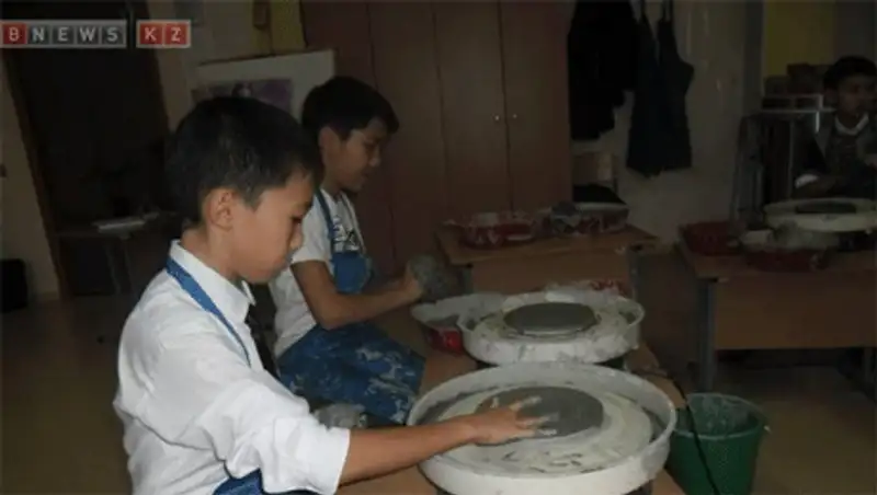 В Уральске детей-инвалидов обучают гончарному делу, фото - Новости Zakon.kz от 19.11.2013 01:55