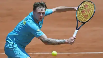 Теннис Сломаны 3 ракетки, фото - Новости Zakon.kz от 09.02.2023 11:39