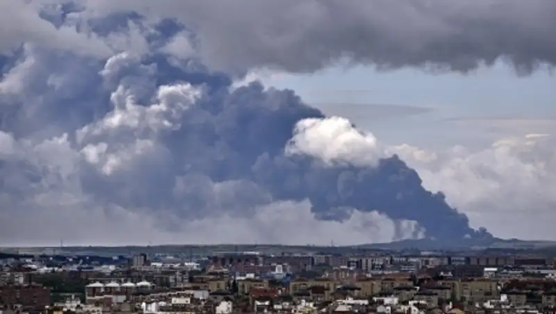 В Мадриде эвакуируют тысячи человек из-за пожара на свалке покрышек