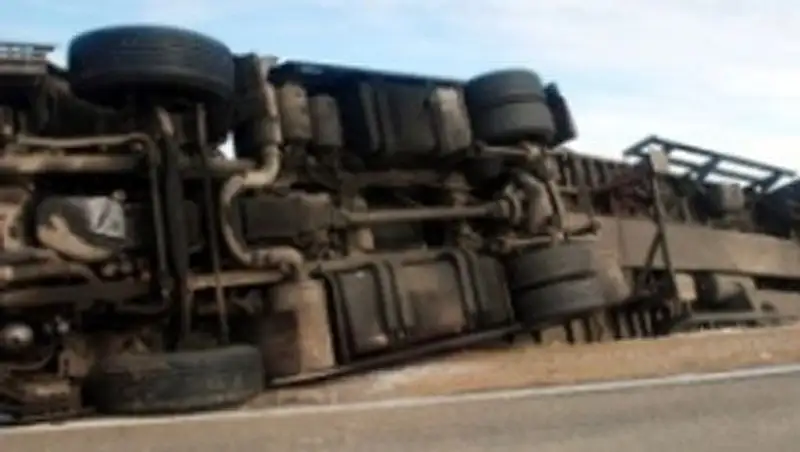 В Жамбылской области перевернулся КамАЗ - погиб водитель, происходит утечка нефтепродуктов