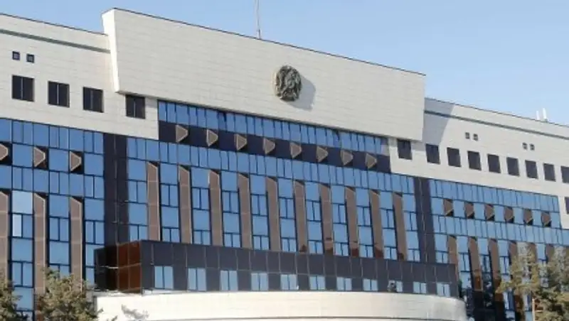 Видео с моющей овощи в луже продавцом прокомментировали в акимате Астаны