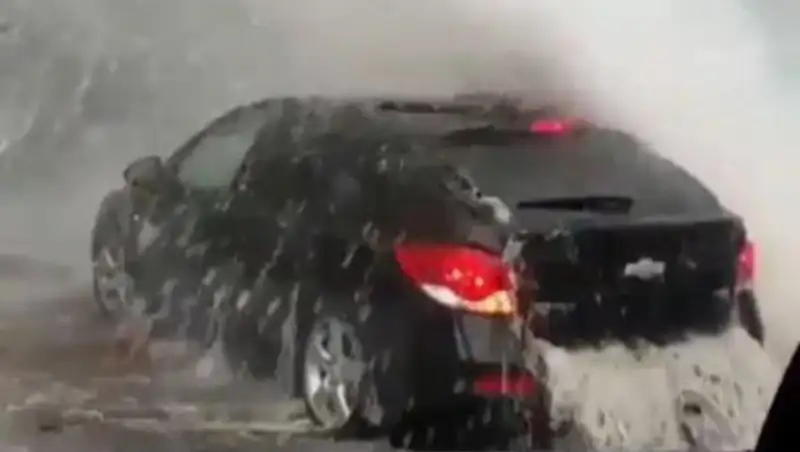 В Сети появились видео последствий прорыва теплотрассы в Алматы