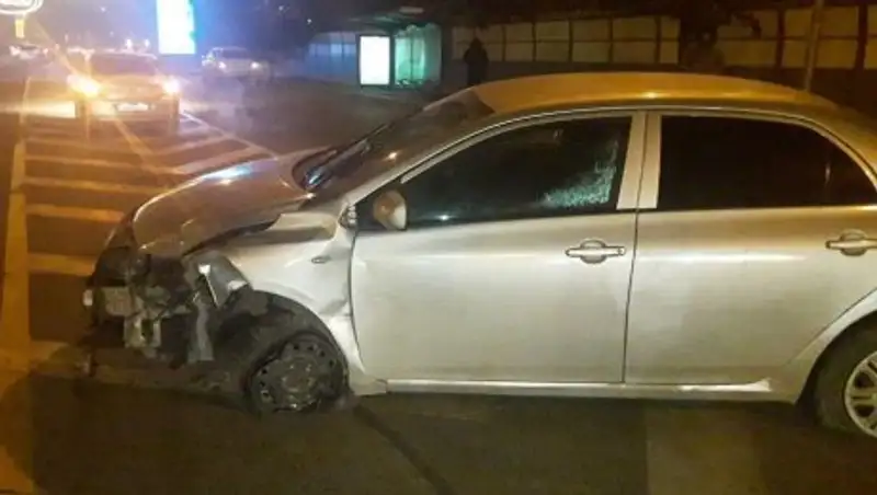 Пожилая алматинка за рулем протаранила забор