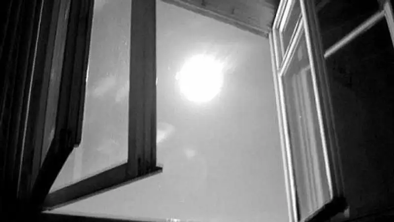 Женщина с малолетним ребенком выбросилась из окна в Москве