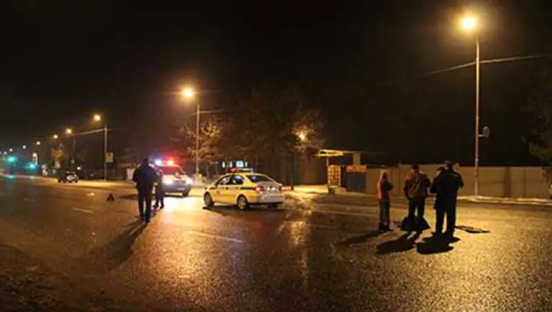 Водитель Мазды насмерть сбил пешехода и столкнулся с тремя машинами в Алматы (фото)