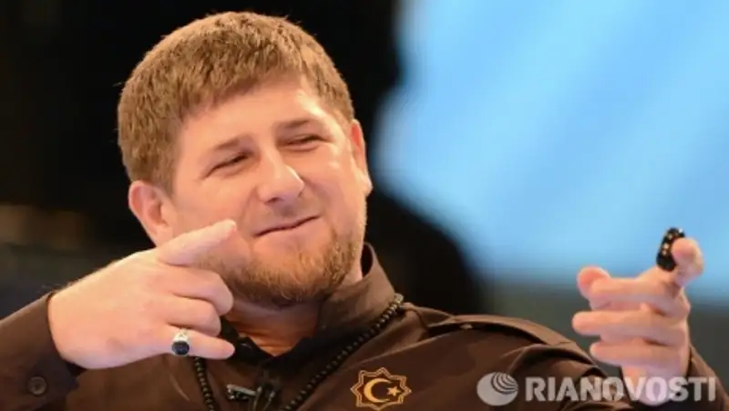 Кадыров станцевал лезгинку на свадьбе главы РОВД