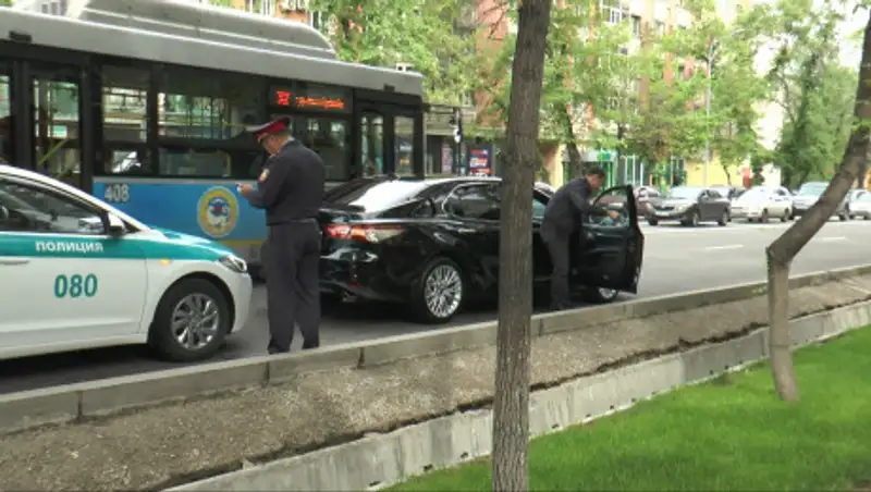 В Алматы водителя Toyota дважды поймали из-за тонированных окон