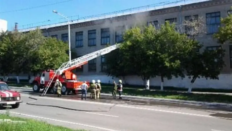При тушении пожара на обувной фабрике в Костанае полицейским пришлось стрелять