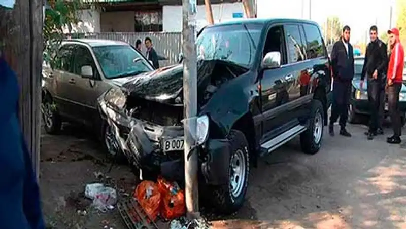 В Каскелене пешеходу в ДТП отрубило обе ноги (фото), фото - Новости Zakon.kz от 17.10.2013 20:49