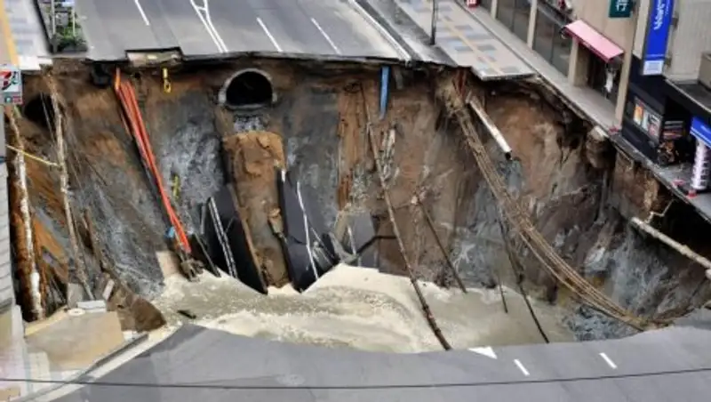 В японском городе Фукуока провалился участок дороги