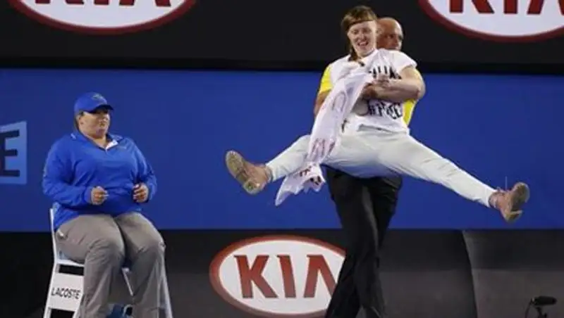 Два болельщика выбежали на корт во время финального матча Australian Open