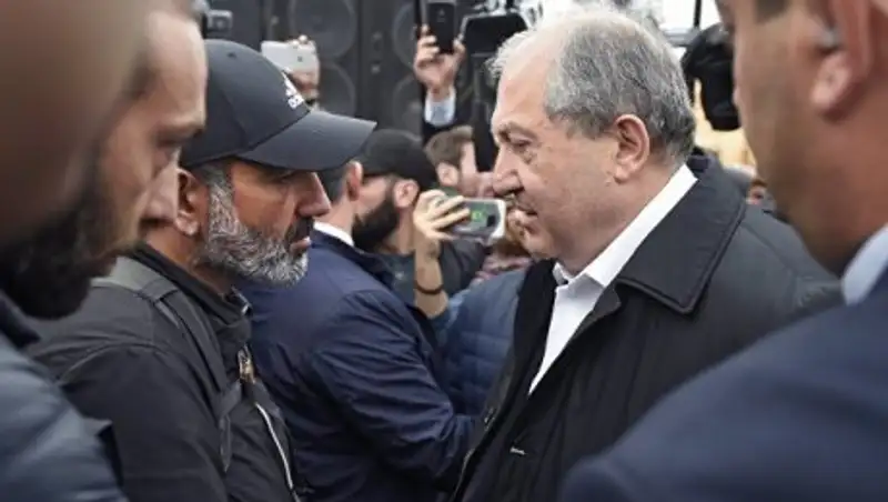 Президент Армении принял отставку правительства